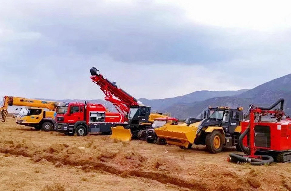 徐工參與空地聯(lián)合營救滅火、“孤島”救援、堰塞湖險(xiǎn)情處置等實(shí)戰(zhàn)演練。