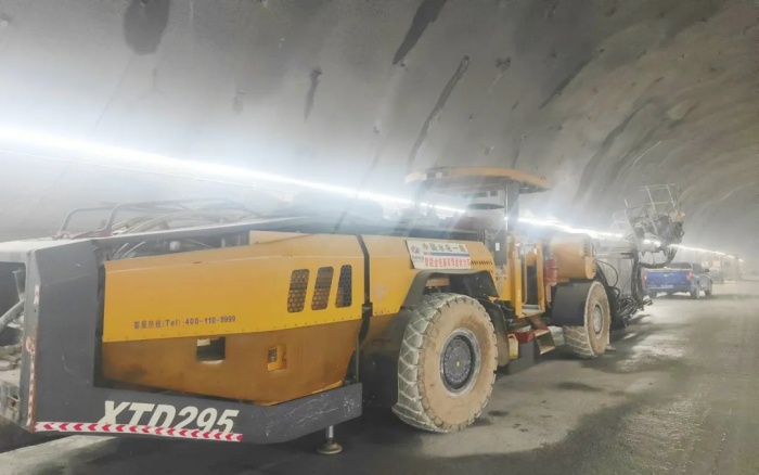 高壓高海拔！徐工鑿巖臺(tái)車(chē)挑戰(zhàn)高難度鐵路隧道