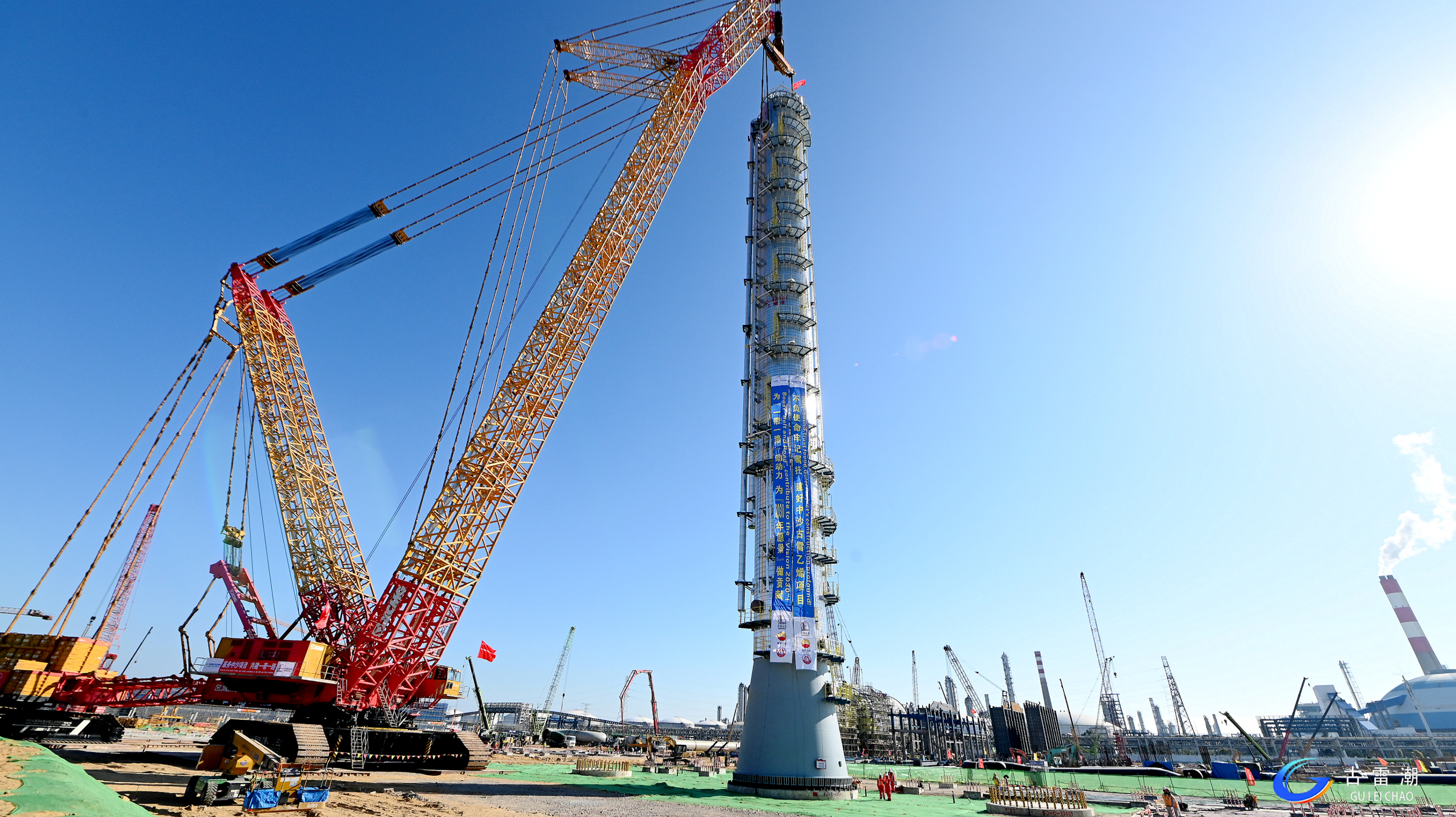 吊重1150噸！XGC88000助力大型石化項(xiàng)目首臺千噸級設(shè)備精準(zhǔn)就位